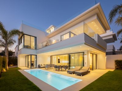 Nouvelle villa en bord de mer adjacente à Puerto Banus, Marbella