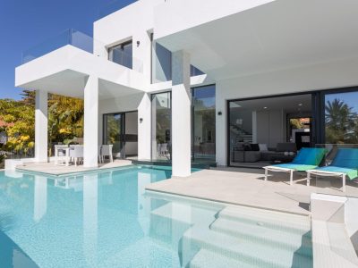 Fantastische moderne villa aan het strand in Marbella Oost-VERKOCHT