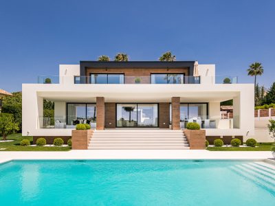 Moderne nieuw gebouwde villa met uitzicht op de golfbaan en de zee, Nueva Andalucia, Marbella