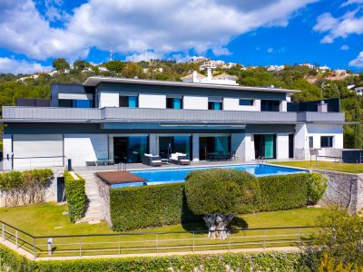 Villa de diseño moderno con vistas panorámicas en Marbella Este