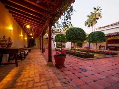 Excepcional mansión y casa de huéspedes con vistas al mar y al golf, La Agali, Marbella