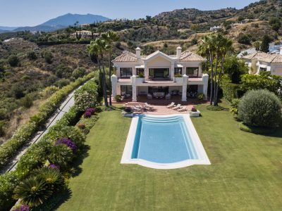 Twee villa's te koop in Marbella Hill Club, Marbella