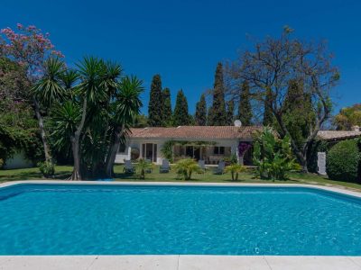 Charmante villa op loopafstand van het strand te koop in San Pedro de Alcantara, Marbella