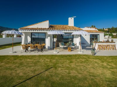 Villa completamente renovada en venta en Nueva Milla de Oro, Estepona, Marbella