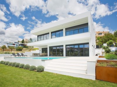 Frontline Golf Modern Villa in la Alqueria, Benahavis, Marbella