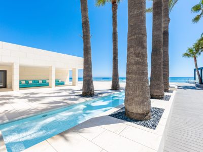 Moderne strandvilla te koop in Mijas Costa, Marbella East