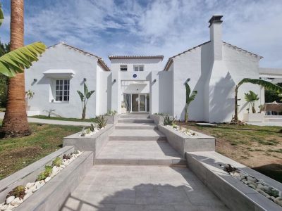 Villa independiente moderna de tres dormitorios en venta en El Paraiso, Benahavis, Marbella