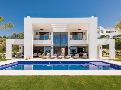 Evenals een overdekte lounge en een apart eetgedeelte naast het zwembad op de begane grond, Luxe villa te huur in Nueva Andalucia, Marbella