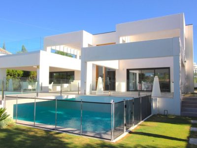Villa de style moderne à vendre dans la vallée du golf Guadalmina Golf, San Pedro, Marbella