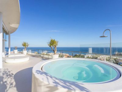 Luxus-Penthouse zum Verkauf mit atemberaubendem Blick auf die Bucht von Fuengirola, East Marbella