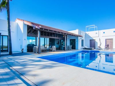 Moderne vrijstaande villa te koop in Marbella Oost, Marbella