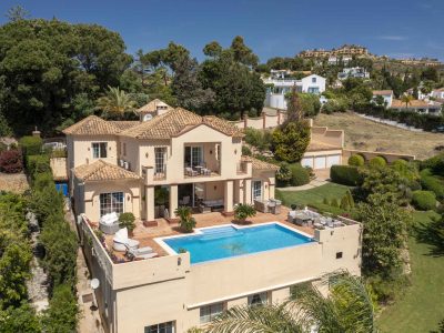 Villa in klassieke stijl te koop in El Paraiso Alto, Benahavis, Marbella