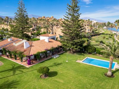 Villa de estilo clásico en primera línea de playa en venta en Estepona, New Golden Mile, Marbella