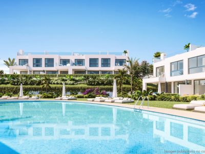 Moderne duplex villa's te koop in Marbella Oost, Marbella