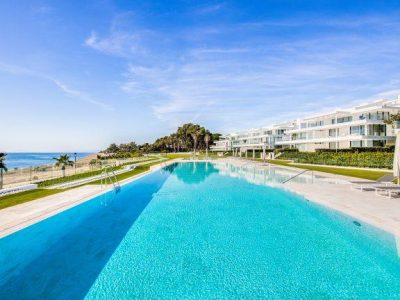 Modern appartement op de begane grond aan het strand te koop in New Golden Mile, Marbella