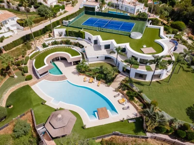 Villa de Estilo Moderno con Vistas al Mar en Venta en Marbella Este