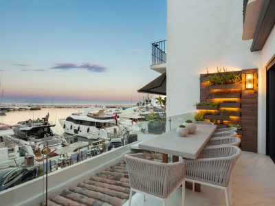 Eigentijds appartement te koop in de jachthaven van Puerto Banus, Marbella