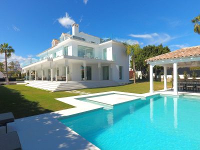 Villa in moderne stijl te koop met uitzicht op zee in Nueva Andalucía, Marbella