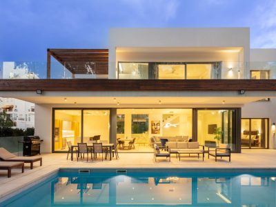 Moderna Villa en Urbanización Cerrada en Nueva Milla de Oro, Marbella
