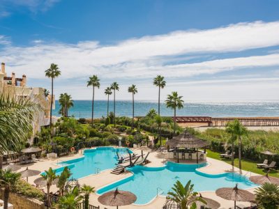 Komplett renoviertes Apartment in erster Strandlinie zum Verkauf in New Golden Mile, Estepona, Marbella