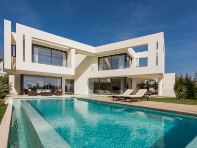 Villa moderna de nueva construcción junto a la playa en venta en Marbella Este