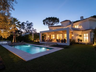 Onlangs gerenoveerde villa te koop in Los Monteros Beach, Marbella