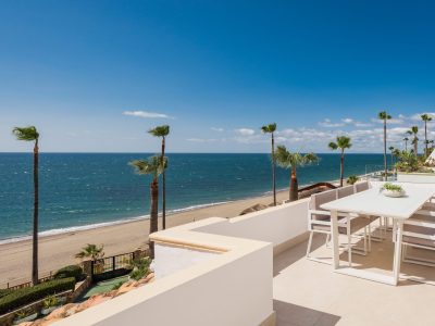 Modern penthouse aan het strand te koop in New Golden Mile – VERKOCHT