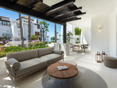Apartamento moderno frente al mar en venta en Milla de Oro, Marbella