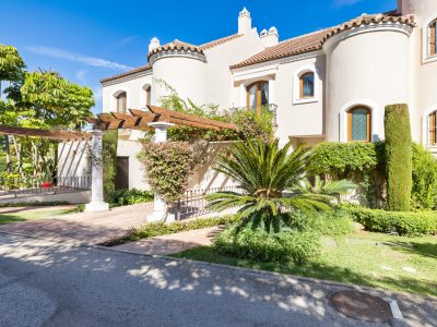 Atemberaubendes Stadthaus zum Verkauf in New Golden Mile, Marbella