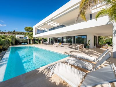 Moderne omheinde villa te koop in Nueva Andalucia, Marbella