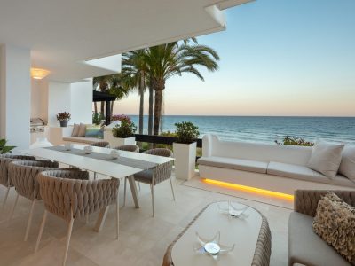 Luxe penthouse aan het strand te koop in Golden Mile Marbella