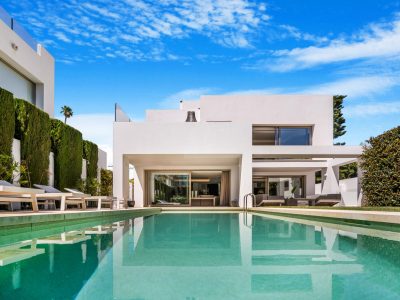Villa moderna en segunda línea de playa en venta en Marbella Milla de Oro