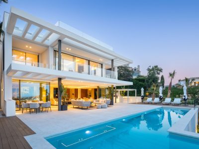 Villa moderna con impresionantes vistas al mar en venta en La Quinta, Marbella