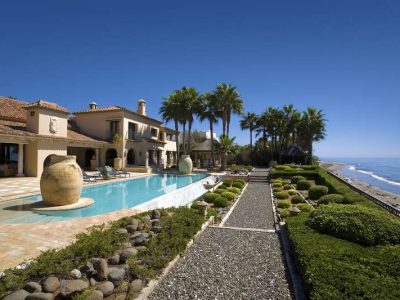 Stunning beachfront mansion in prime location 12
