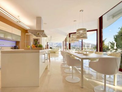 Contemporary-style villa in Las Brisas 04
